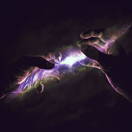 Deux mains dans le néant façonnent la matière naissante, dans un faisceau de lumière.