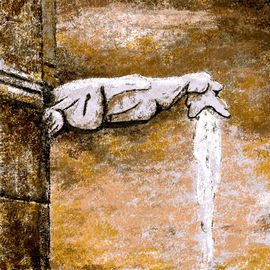 Gros plan sur une gargouille de profil qui laisse s’écouler l’eau de pluie par sa gueule.