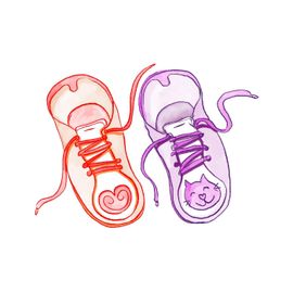 Paire de chaussures enfantines de deux couleurs différentes. Sur l’une, il y a une tête de chat et sur l’autre, il y a un coeur.