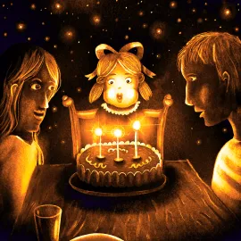 Une petite fille souffle sur les 3 bougies de son gâteau d’anniversaire, avec ses parents qui regardent.