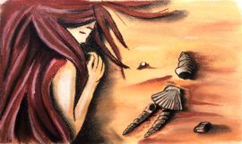 Fille allongée sur la plage avec une poupée de coquillages.