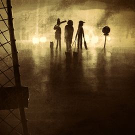 Trois personnes équipées de battes de baseball cloutées et de chiens marchent sur le bitume éclairé par les phares des voitures.